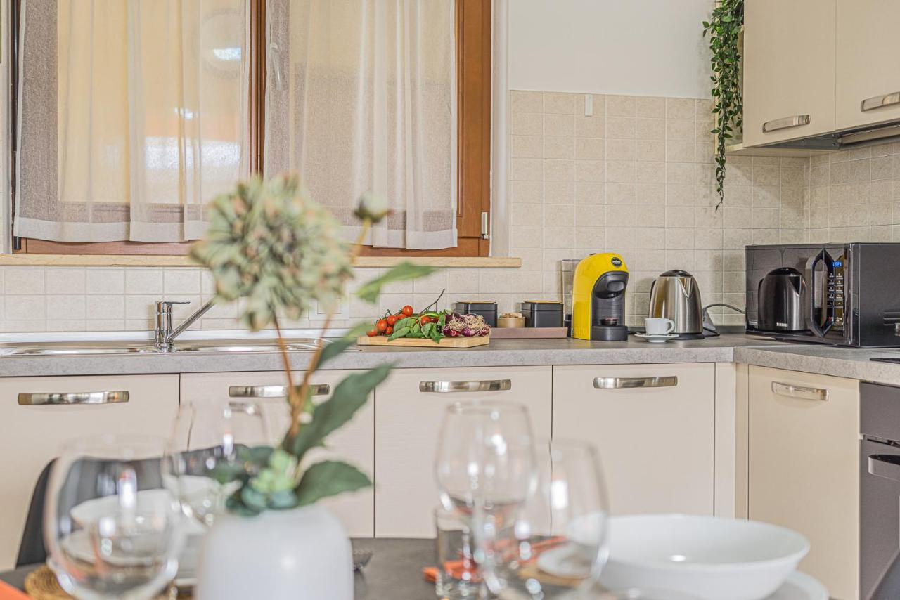 Hygge Family Apartment - One Step Away From The Lake!!! Sirmione Bagian luar foto